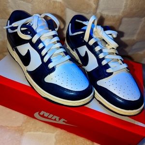 Brand new in original box vintage white & midnight navy Nike low Dunks M6 W7. 5